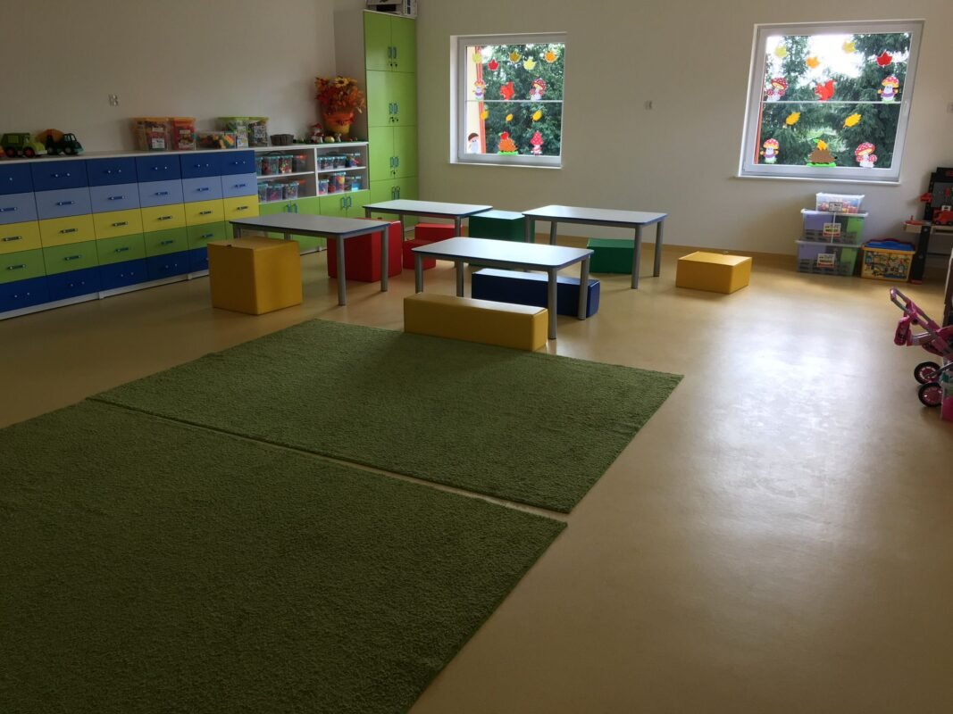 Realizacja montażu wykładziny elastycznej w sali zabaw przedszkola w Suwałkach z kolorowym wyposażeniem