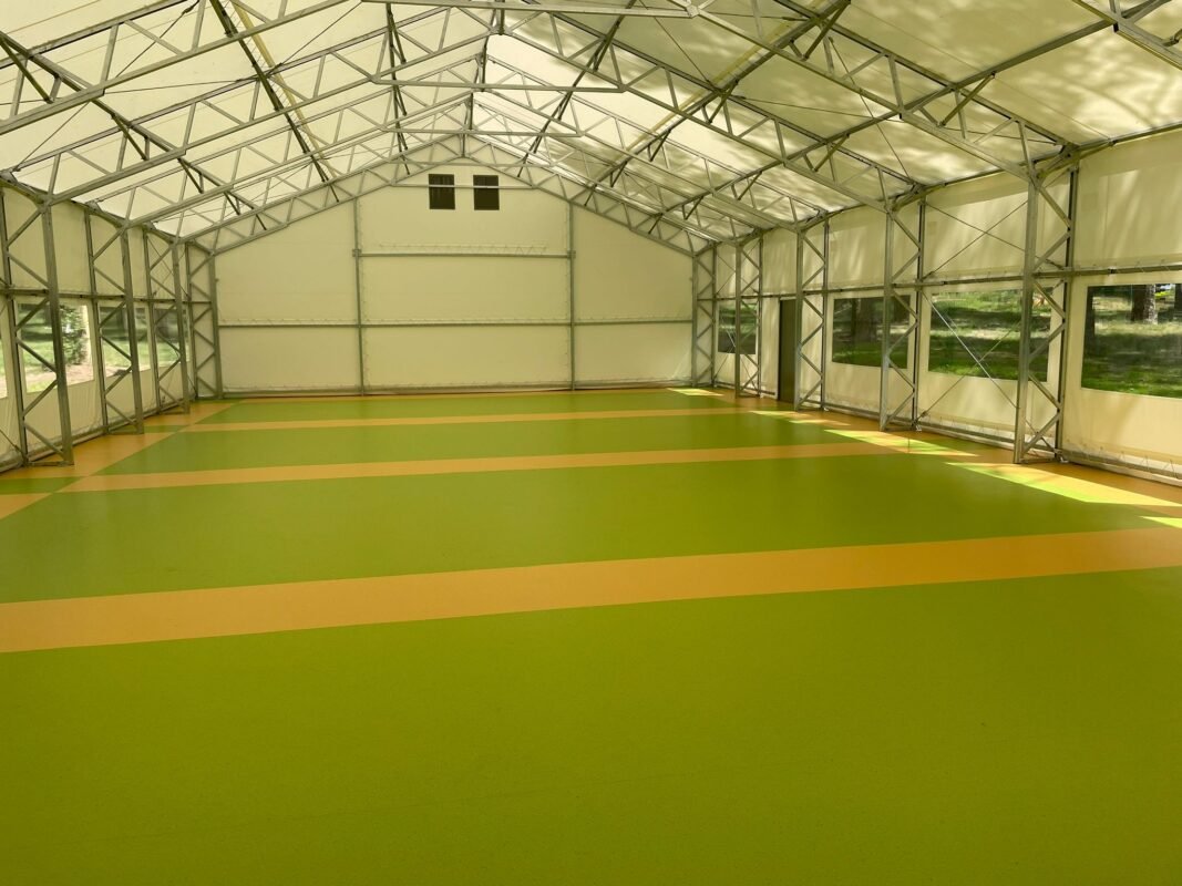 Nowoczesna wykładzina sportowa zamontowana w hali namiotowej — realizacja w Suwałkach i okolicach