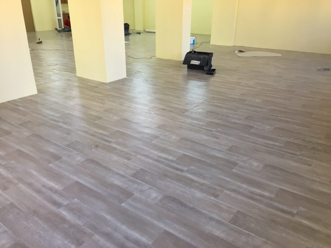 Układanie wykładziny winylowej o wzorze drewna w biurze — realizacja Suwałki i okolice