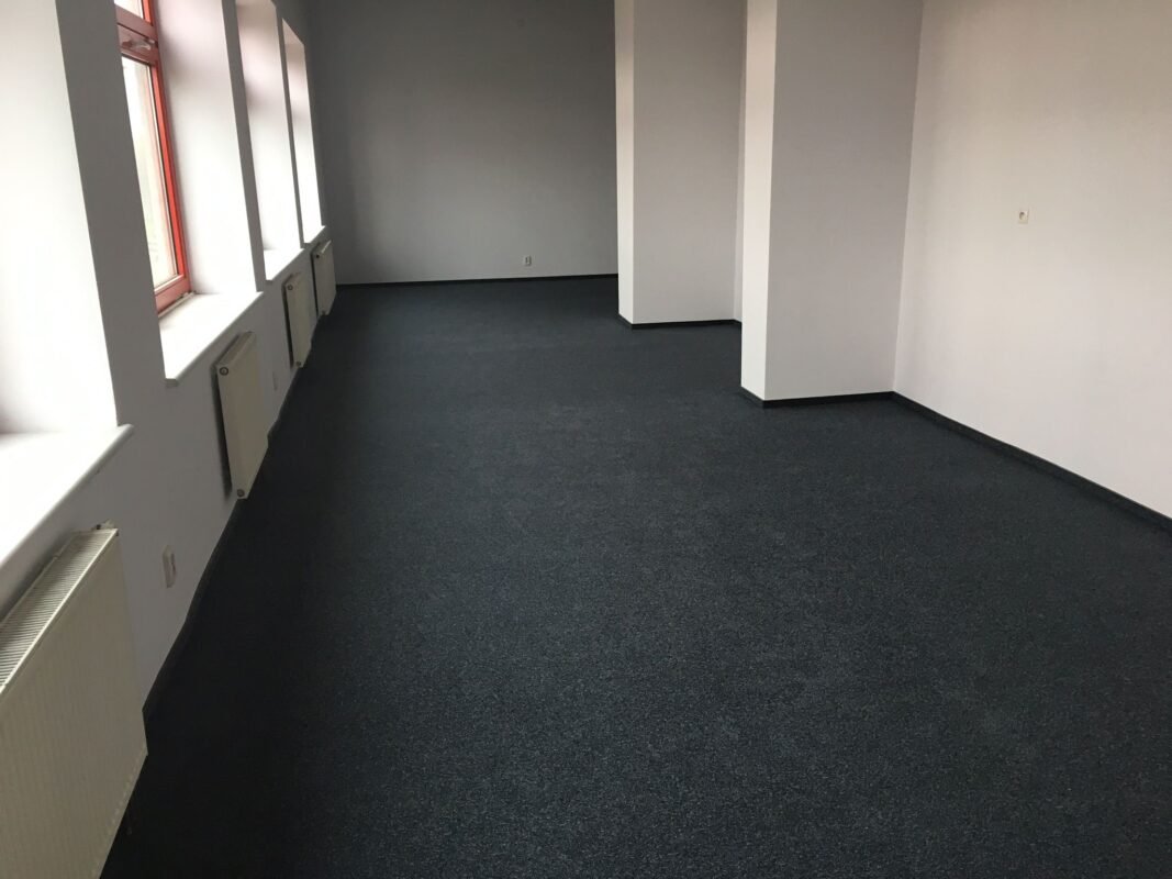 Profesjonalny montaż wykładziny dywanowej w przestrzeni biurowej w Suwałkach – ciemny odcień podkreślający elegancję wnętrza