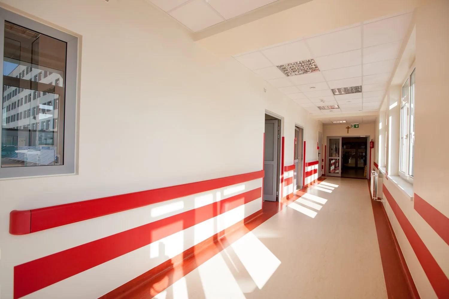 Wykładzina podłogowa w korytarzu szpitalnym w Suwałkach po zakończeniu montażu