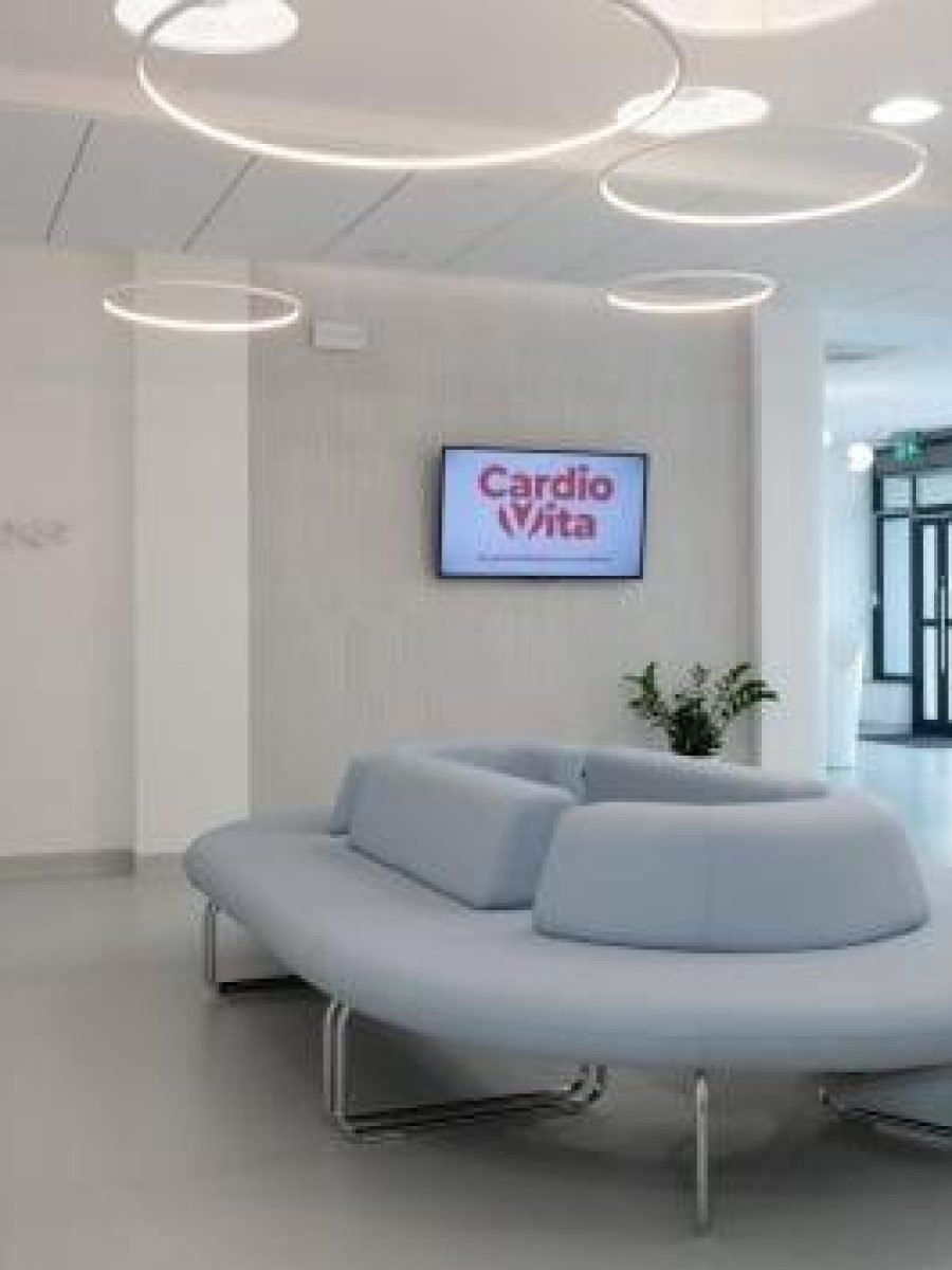 Nowoczesna, higieniczna wykładzina podłogowa w poczekalni kliniki medycznej w Suwałkach zapewniająca łatwe utrzymanie czystości i estetyczny wygląd