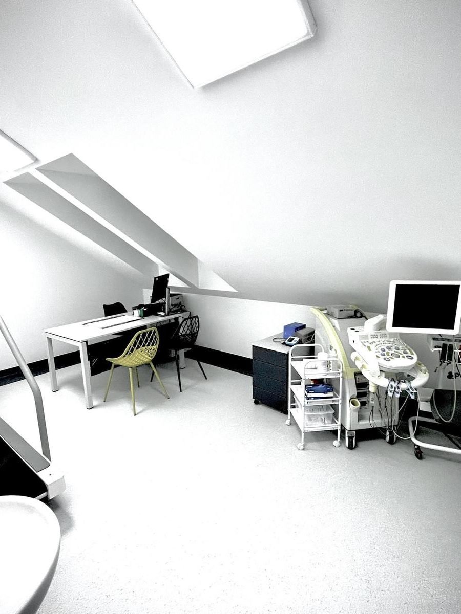 Nowoczesna wykładzina medyczna montowana w gabinetach specjalistycznych na poddaszu w Suwałkach