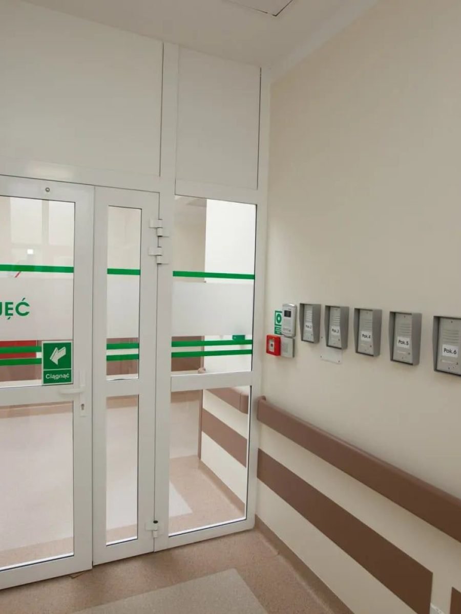 Profesjonalne wykładziny podłogowe w izbie przyjęć szpitala w Suwałkach zapewniające trwałość i łatwość dezynfekcji
