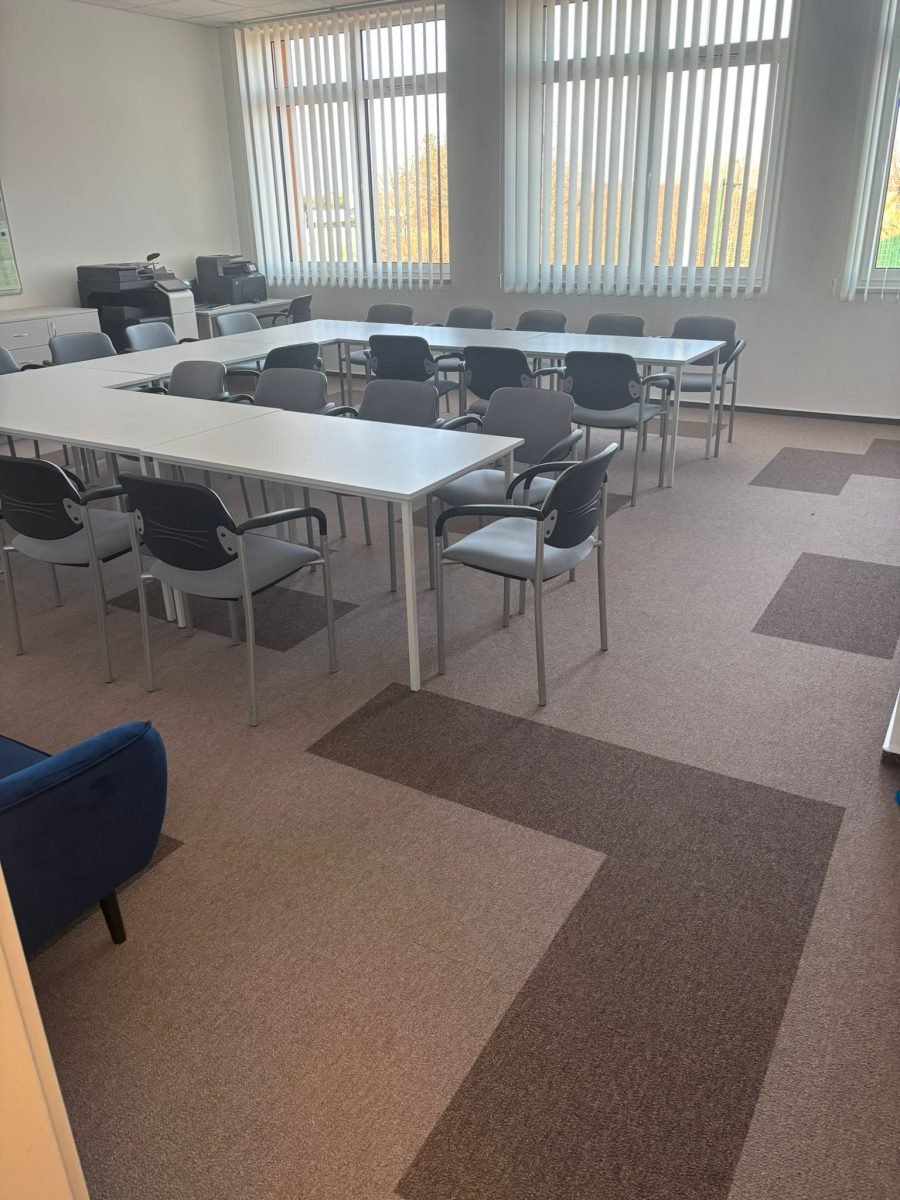 Montaż wykładziny dywanowej w sali konferencyjnej w Suwałkach – eleganckie stonowane wzory dopasowane do aranżacji biura