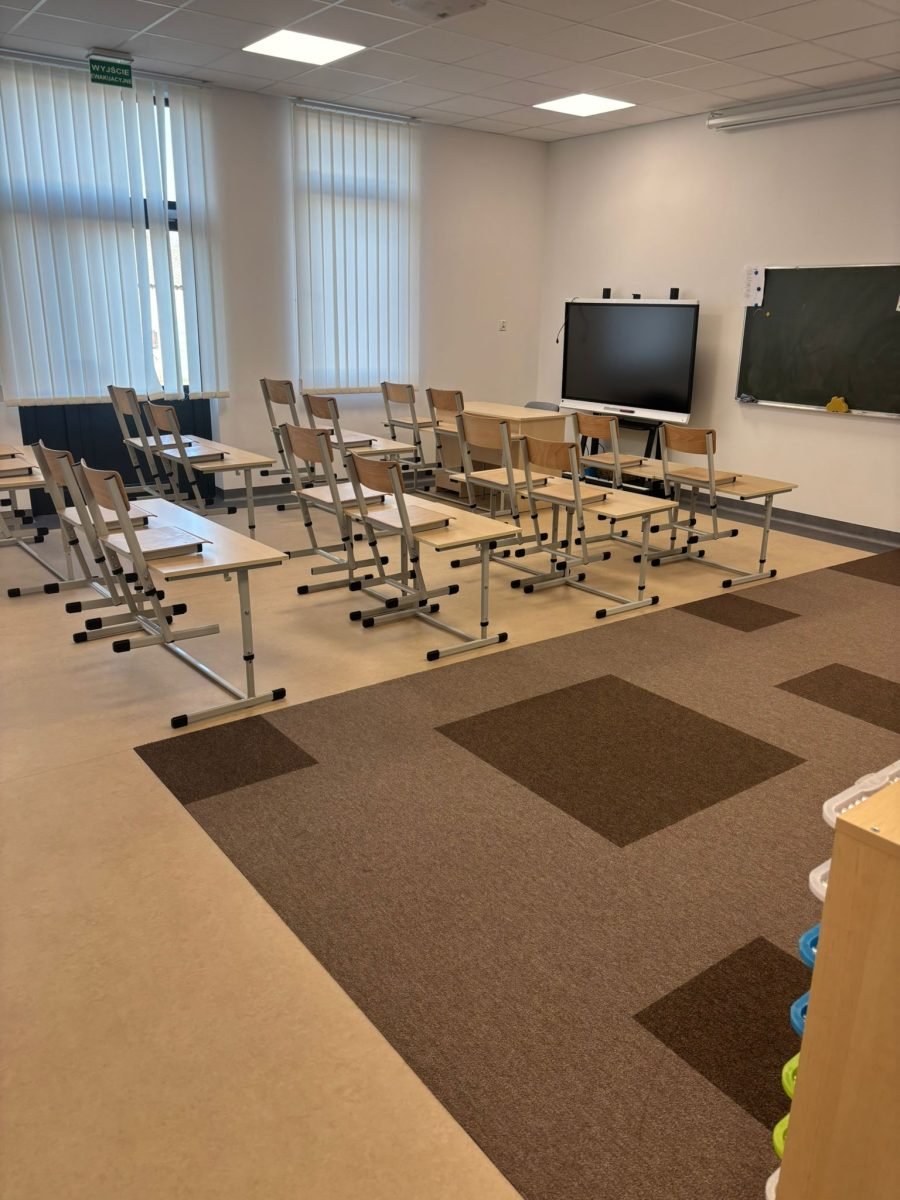 Profesjonalny montaż wykładziny w klasie szkolnej w Suwałkach – połączenie płytek dywanowych i wykładziny PCV dla komfortu uczniów