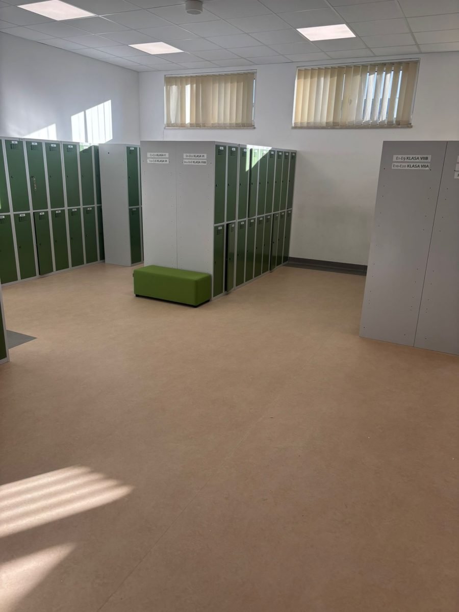 Nowa wykładzina PCV w szatni placówki edukacyjnej w Suwałkach
