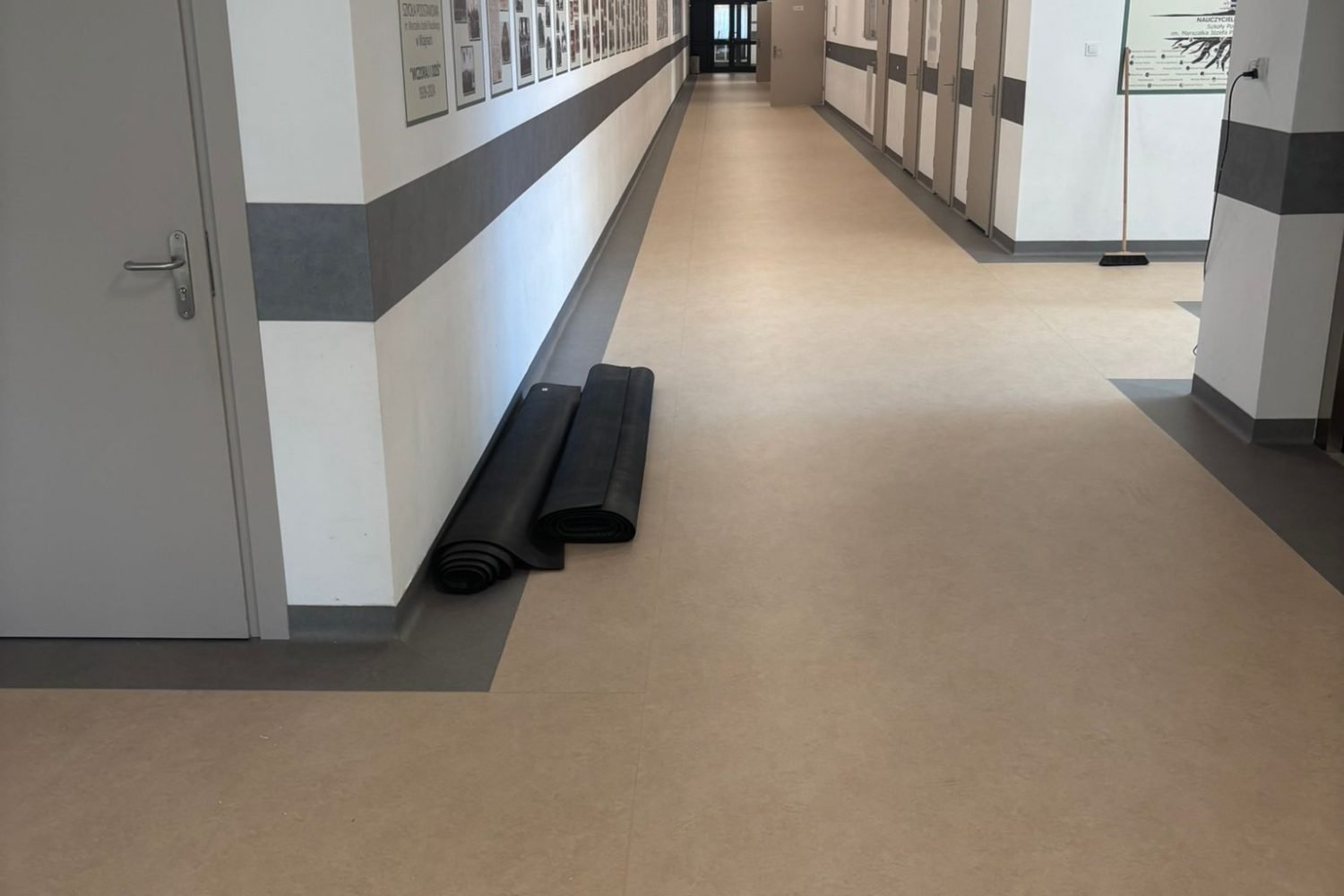 Układanie wykładziny PCV w szkole w Suwałkach na etapie końcowych prac