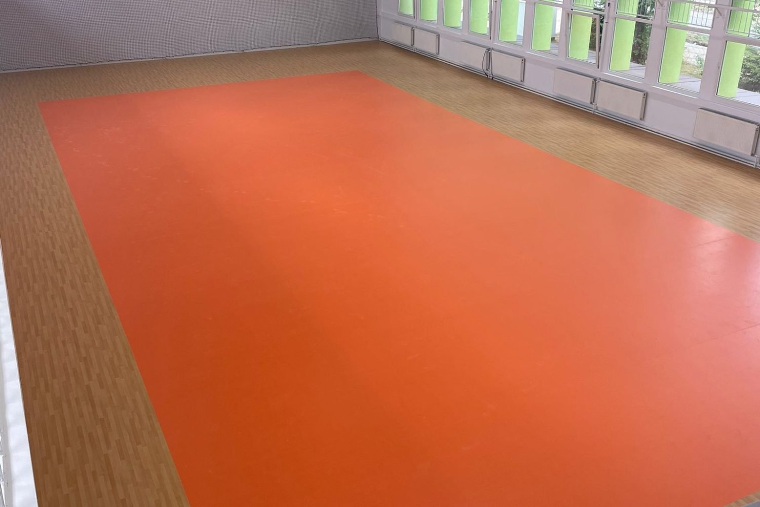 Pomarańczowa wykładzina sportowa w hali treningowej Suwałki