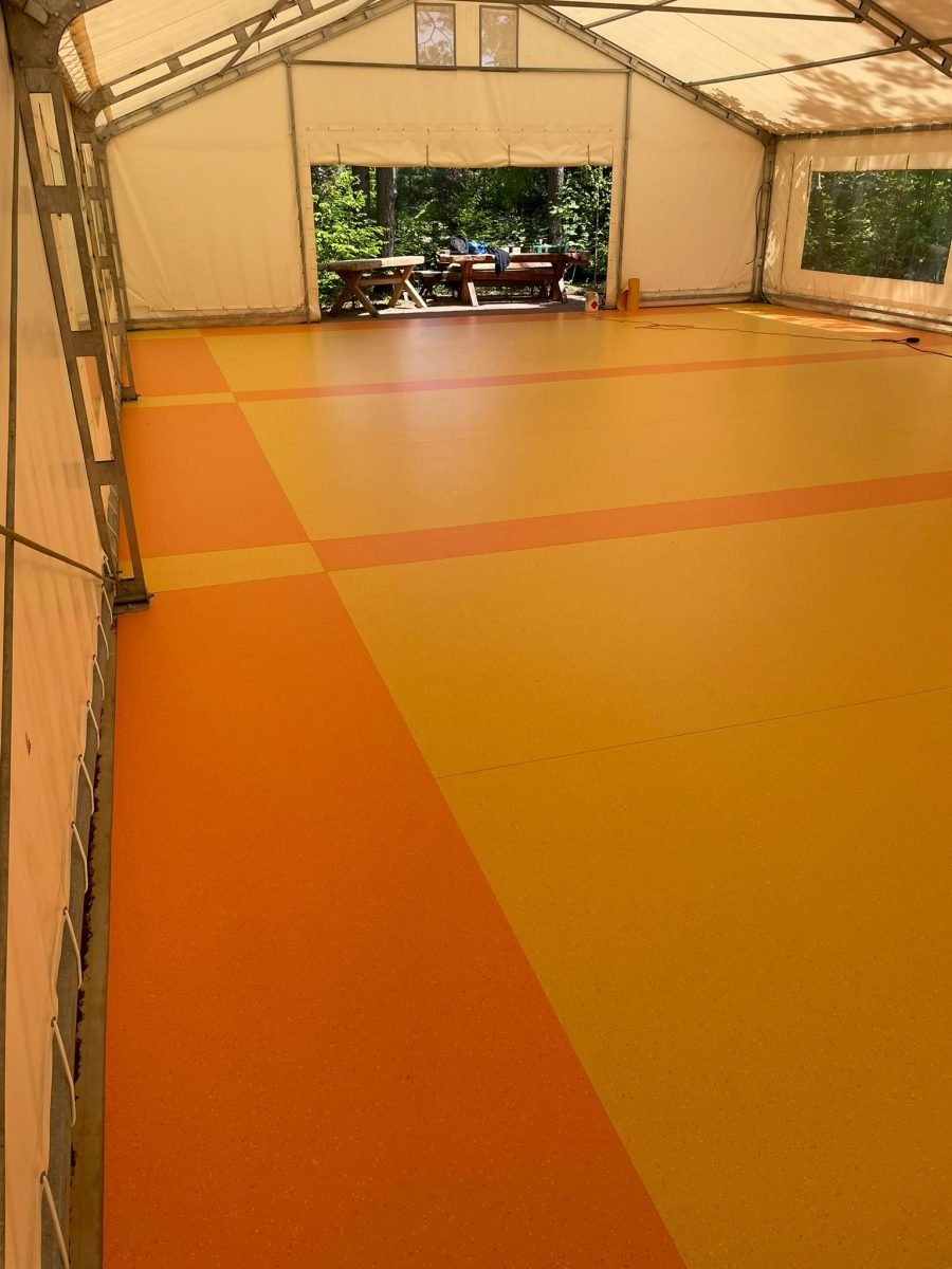 Instalacja wielokolorowej wykładziny sportowej w hali tymczasowej na terenie Suwałk i okolic