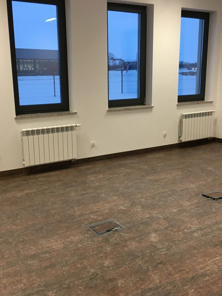 Profesjonalnie położona podłoga winylowa w nowoczesnym biurze na terenie Suwałk