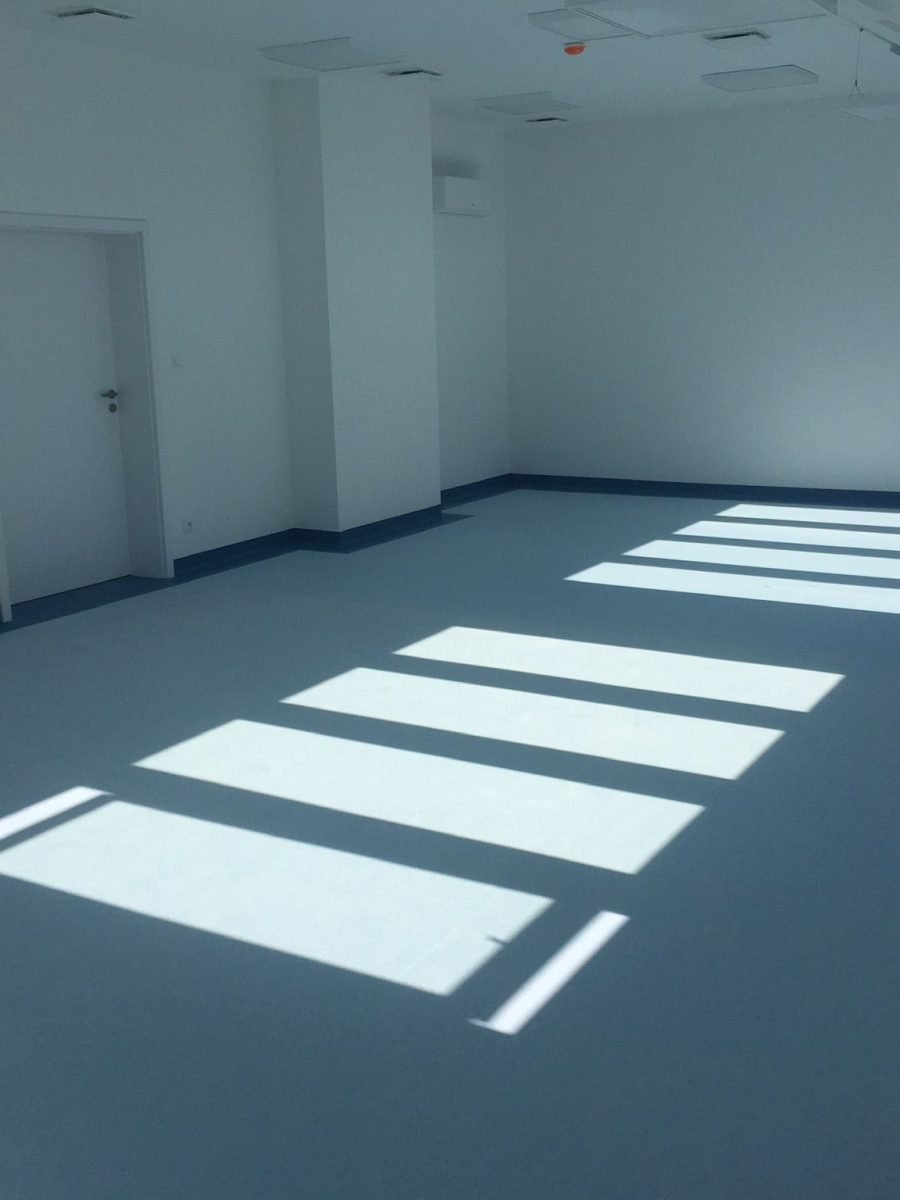 Jasna wykładzina PCV położona w sali użytkowej w Suwałkach z profesjonalnym montażem