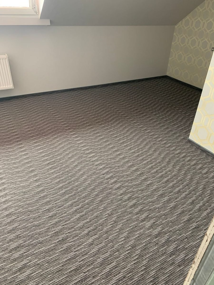 Profesjonalny montaż wykładziny biurowej w Suwałkach, wzór strukturalny, realizacja w przestrzeni poddasza