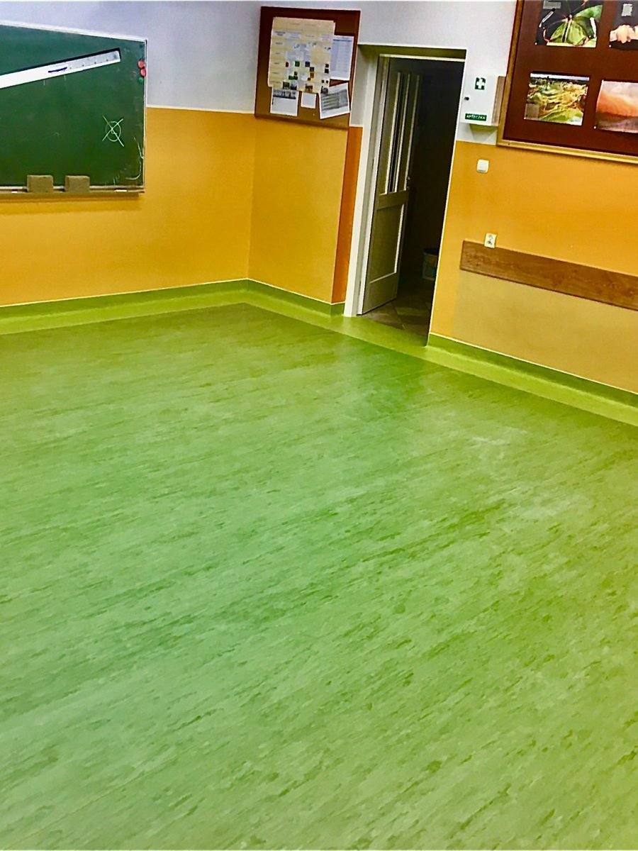 Zielona wykładzina winylowa zamontowana w klasie szkolnej w Suwałkach
