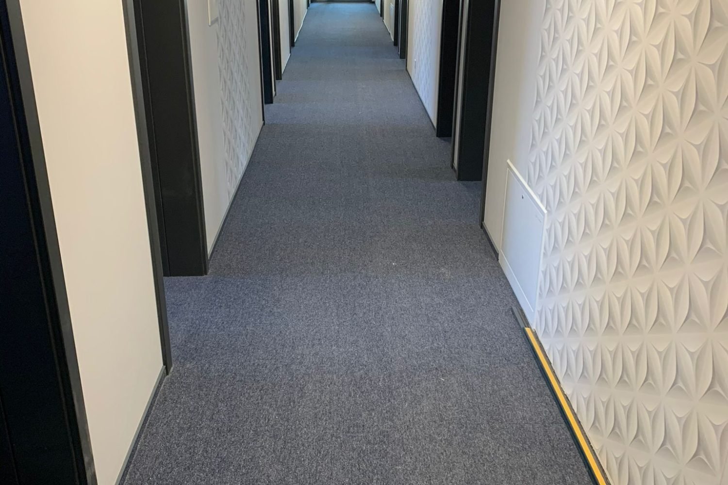 Wykończenie korytarza wykładziną dywanową w obiekcie biurowym w Suwałkach