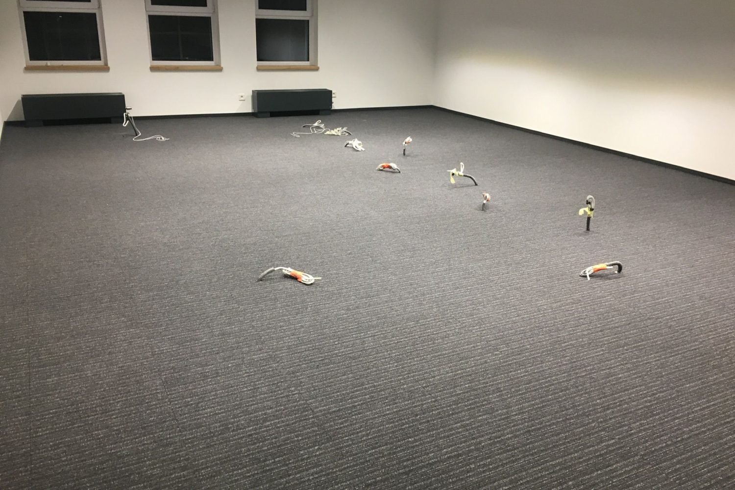 Przygotowanie podłogi biurowej w Suwałkach pod instalację elektryczną i sieciową