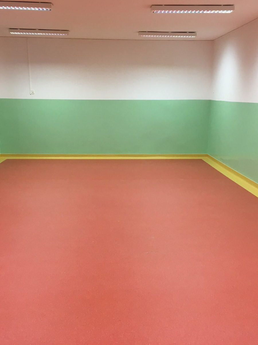 Realizacja montażu wykładziny PCV w czerwonym kolorze w placówce oświatowej w Suwałkach i okolicach