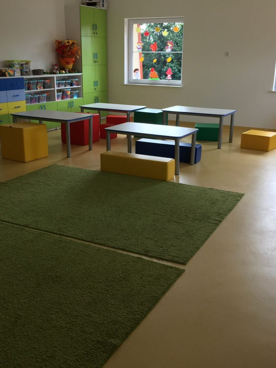 Realizacja montażu wykładziny elastycznej w sali zabaw przedszkola w Suwałkach z kolorowym wyposażeniem