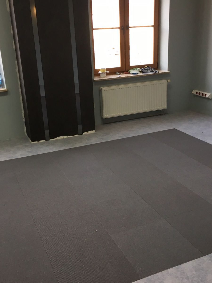 Montaż wykładziny dywanowej w eleganckim biurze, stonowana kolorystyka, usługa montażu wykładzin w Suwałkach i okolicy