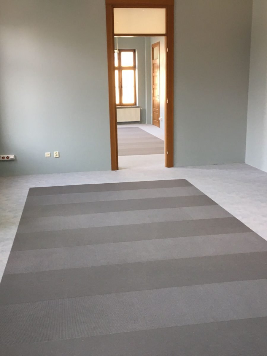 Montaż wykładziny dywanowej w eleganckim biurze, stonowana kolorystyka, usługa montażu wykładzin w Suwałkach i okolicy