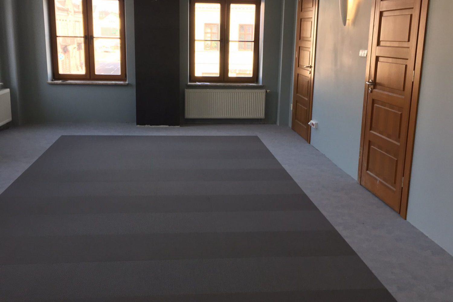 Nowoczesna wykładzina dywanowa w prywatnym biurze w Suwałkach po montażu